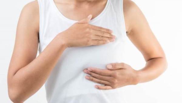 يحدد دكتور لايف الفرق بين ألم الثدي بسبب الحمل أو الدورة الشهرية